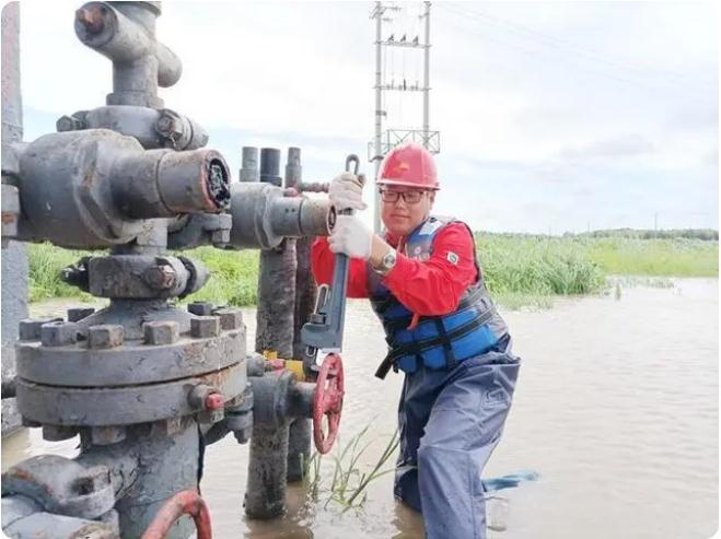 險(xiǎn)不除、人不休，水不降、人不退！大慶油田朝陽(yáng)溝油田全力迎戰(zhàn)防汛“大考”