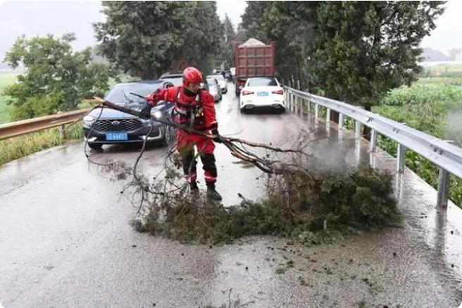 麒麟區遭暴雨突襲|部分道路積水嚴重，消防緊急排澇解憂